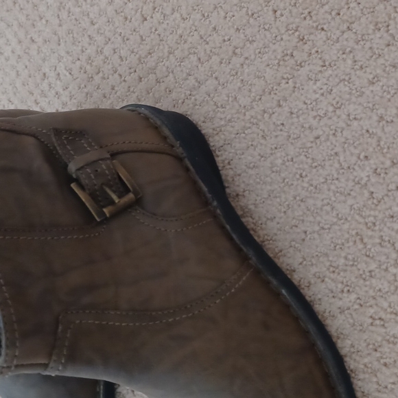 Clarks Woman Bendables Olive leather Ankle Boots with inside zip. SIZE 9 - Picture 2 of 10